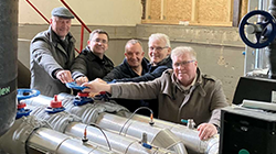 Gruppenbild im Technikraum des Naturbads