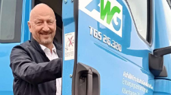 AWG-Geschäftsführer Andreas Nieweler (64) steht neben einem LKW der AWG