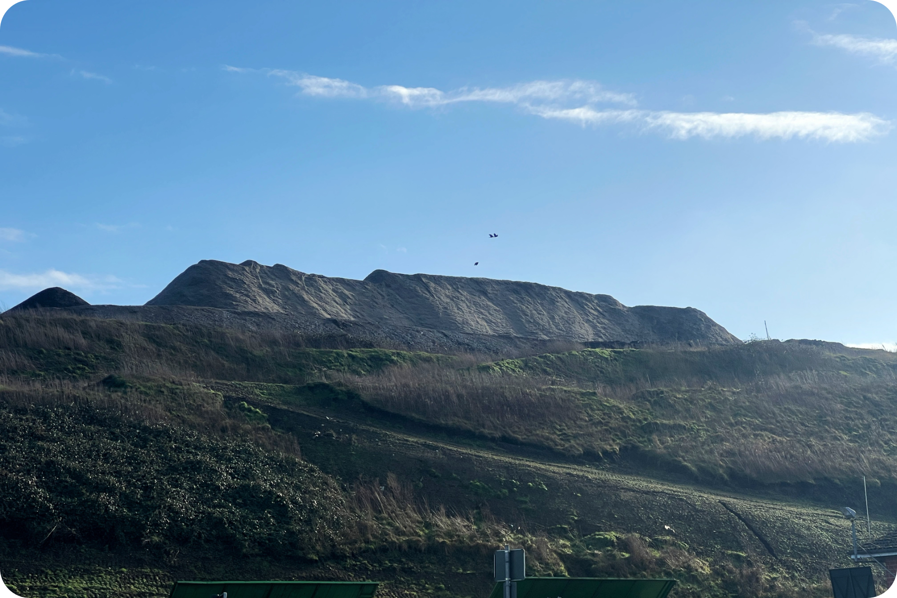 Ein Teil der Deponie ist zu sehen.