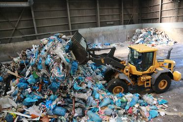 Frontlader transportiert Abfall